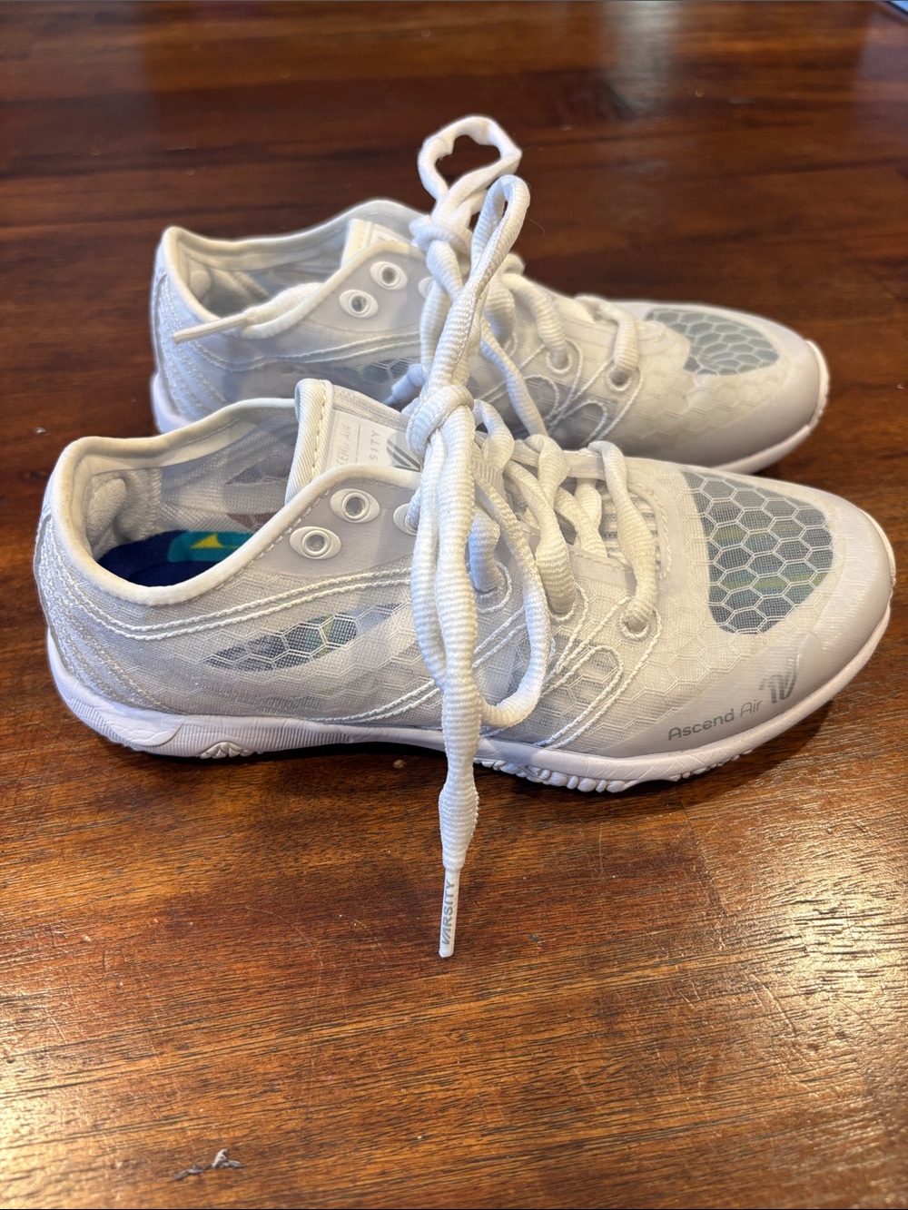 Varsity Ascend Air White Kids Cheer Shoes. 1 youth